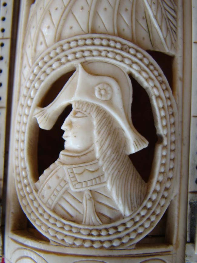 One of the finest Napoleonic Prisoner-of-War bone game boxes (circa 1810) in existence — image 4